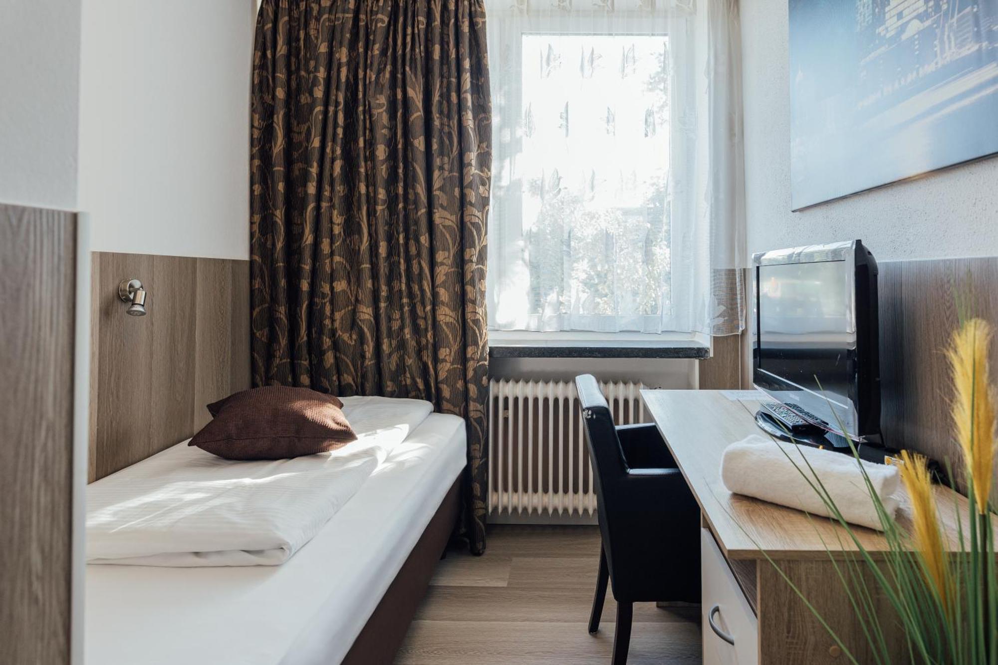 Hotel Hanseat Hamburg Exterior photo