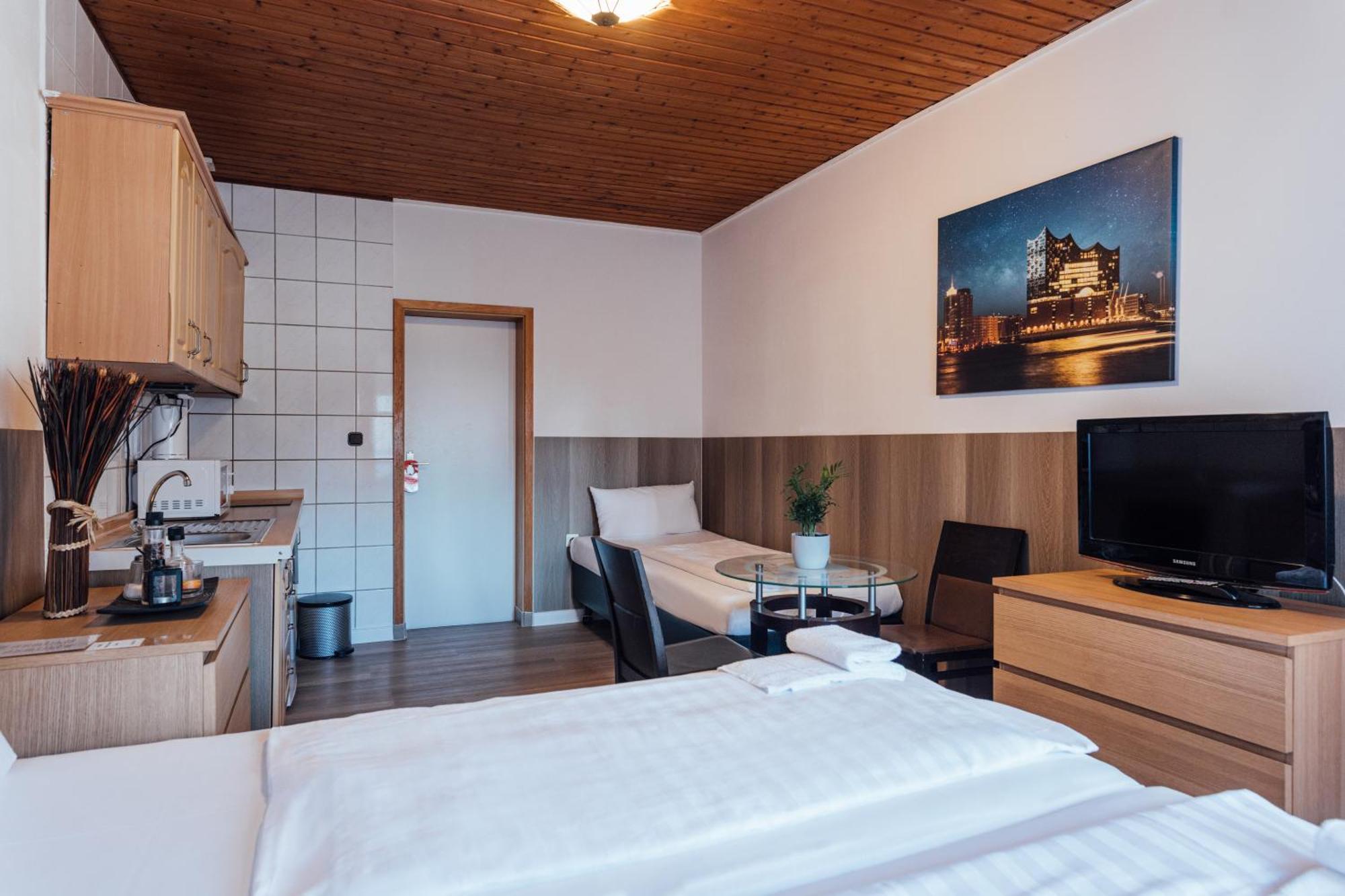 Hotel Hanseat Hamburg Exterior photo